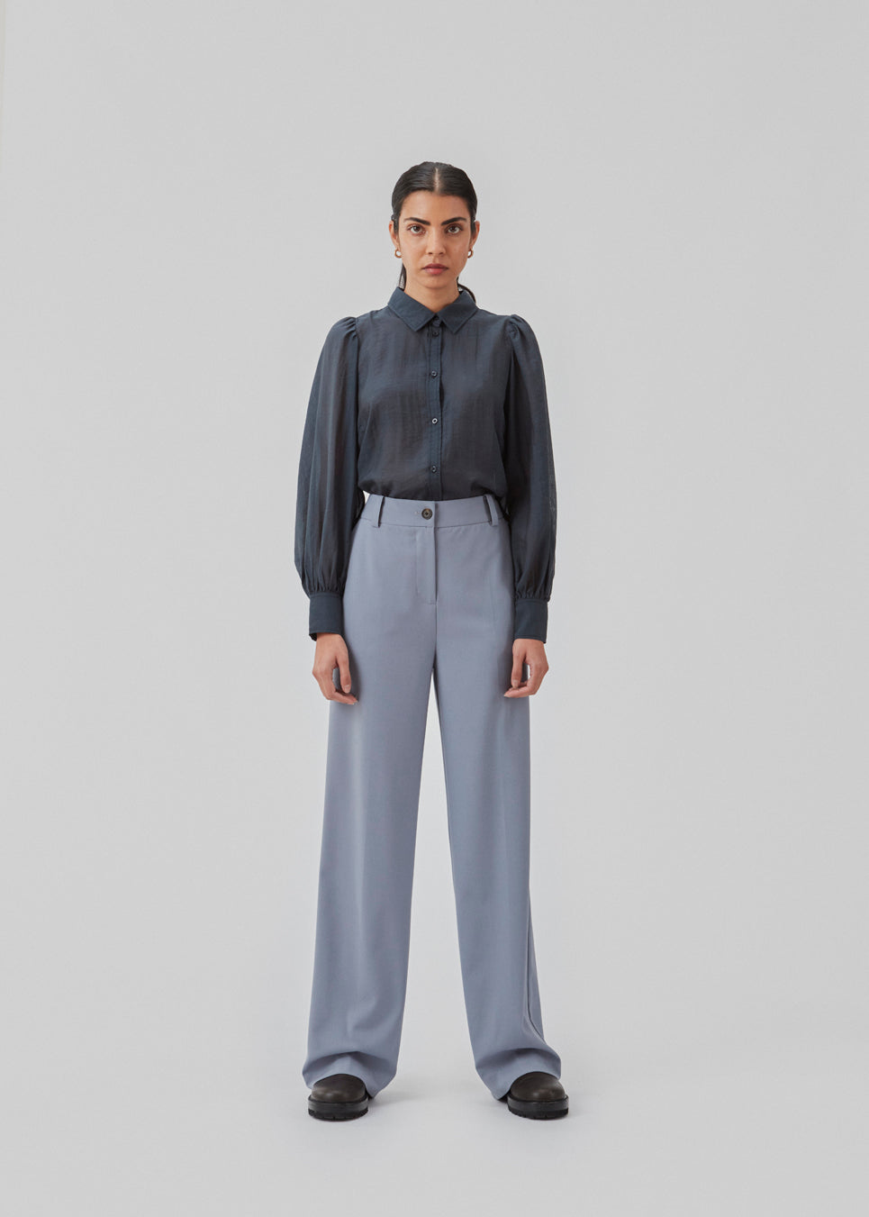 Classic shirt in dark blue in a light and airy material. Oskar shirt has a relaxed fit with voluminous balloon sleeves finished with a wide cuff. The shirt is a bit sheer for an ultra-feminine expression. The model is 174 cm and wears a size S/36.