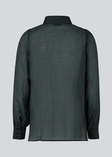 Classic shirt in dark blue in a light and airy material. Oskar shirt has a relaxed fit with voluminous balloon sleeves finished with a wide cuff. The shirt is a bit sheer for an ultra-feminine expression. The model is 174 cm and wears a size S/36.