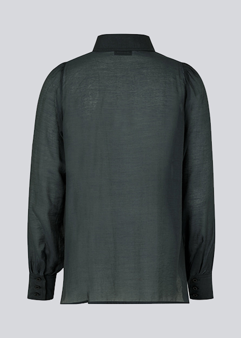 Classic shirt in dark blue in a light and airy material. Oskar shirt has a relaxed fit with voluminous balloon sleeves finished with a wide cuff. The shirt is a bit sheer for an ultra-feminine expression. The model is 174 cm and wears a size S/36.