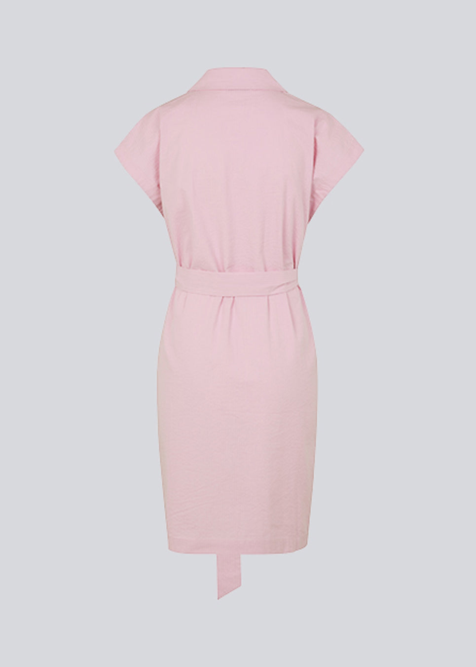 Panne dress is a cotton dress in the color dusty sorbet with a beautiful silhouette. The dress features a nice collar, tie band, and a sleeveless design with wide shoulders. The model is 173 cm and wears a size S/36.