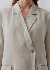 Blazer in a voluminous fit with an asymmetrical look. Park blazer in Cream Milk is made from an airy linen quality, which is easy to style with the matching pants or over a dress on a summer evening.