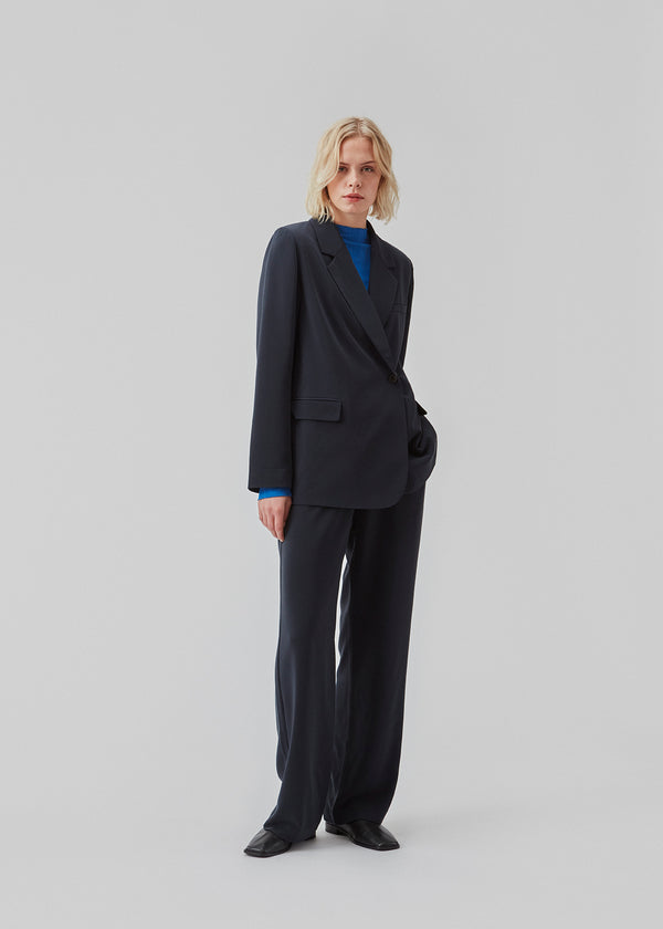 Blazer with an oversize fit and an asymmetrical look. PerryMD blazer is designed in a light material, which is easy to style with the matching pants or over a dress on a summer evening. The model is 177 cm and wears a size S/36.  Shop matching pants to complete the look: PerryMD pants.