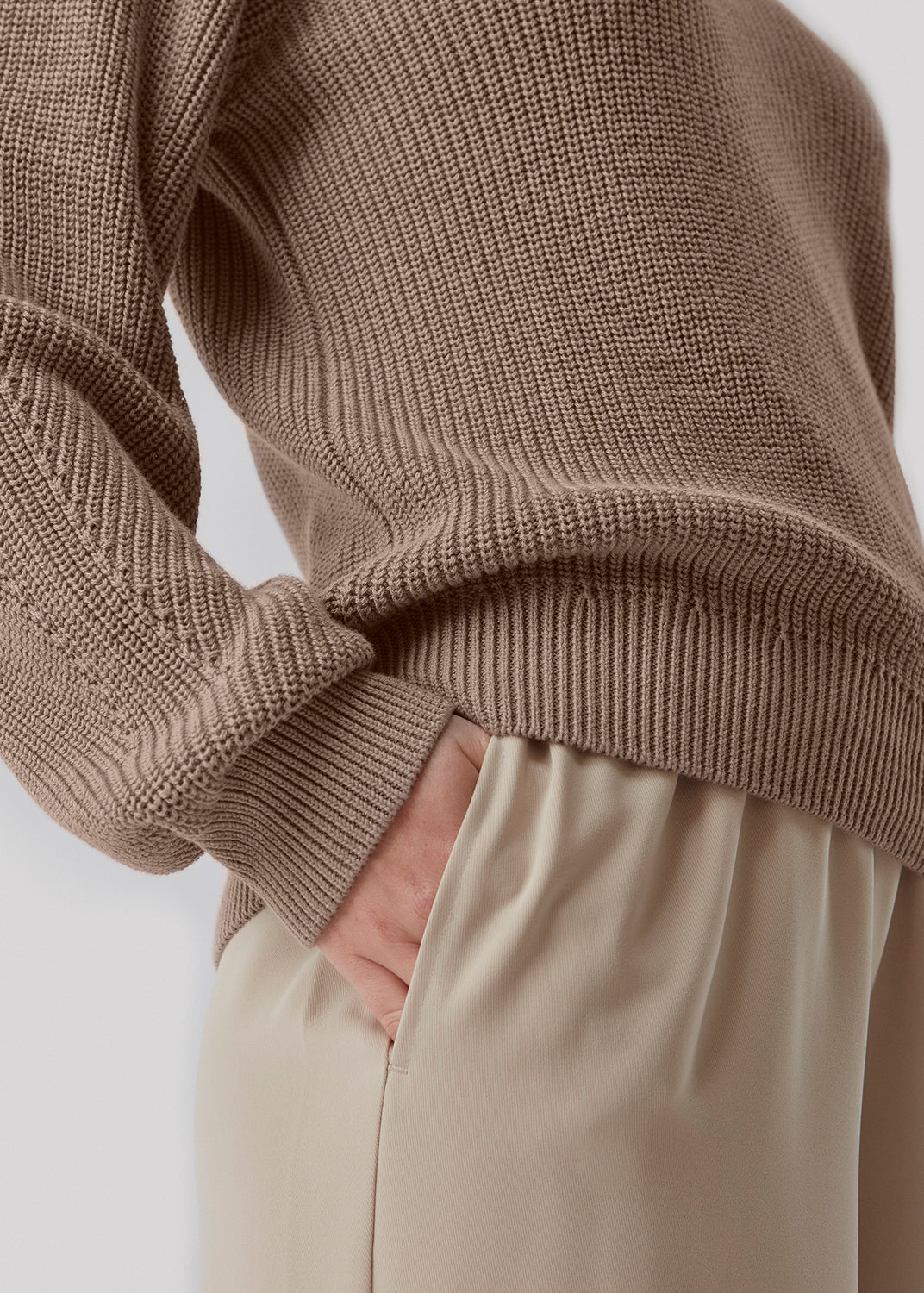 Pants in a simple design with wide legs. Perry pants have pockets at side seam and an elasticated waistline for a comfortable fit. The model is 173 cm and wears a size