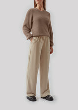 Pants in a simple design with wide legs. Perry pants have pockets at side seam and an elasticated waistline for a comfortable fit. The model is 173 cm and wears a size