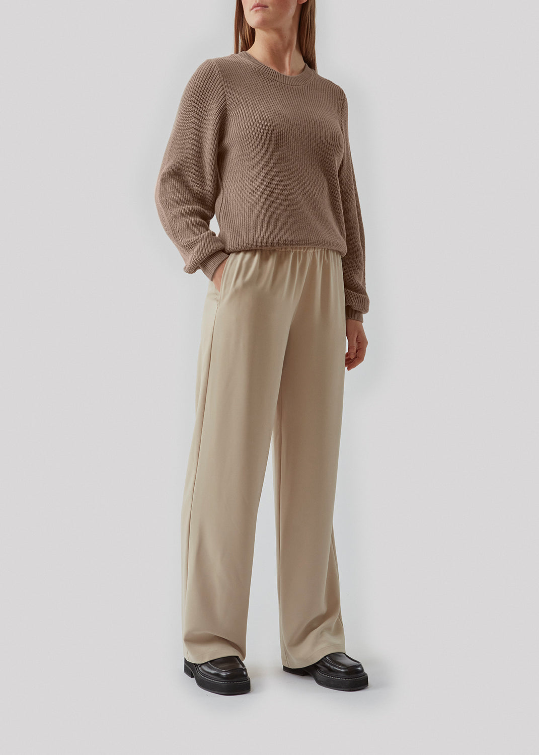 Pants in a simple design with wide legs. Perry pants have pockets at side seam and an elasticated waistline for a comfortable fit. The model is 173 cm and wears a size