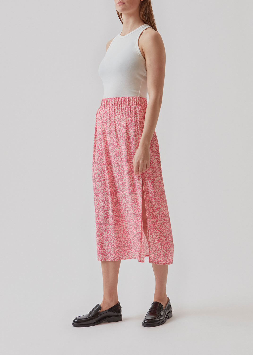 Airy, long skirt in pink print. The skirt has elastic at the waist and a slit at the side. Use the skirt, RinnaMD print skirt for everyday or party. Buy matching RinnaMD print top in the same color and print.