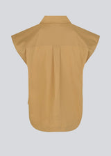 Shirt in organic cotton. RobertaMD ss shirt is sleeveless with wide shoulders, two chest pockets and a rounded edge. The back features an inverted pleat. The model is 173 cm and wears a size S/36