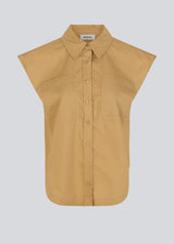 Shirt in organic cotton. RobertaMD ss shirt is sleeveless with wide shoulders, two chest pockets and a rounded edge. The back features an inverted pleat. The model is 173 cm and wears a size S/36