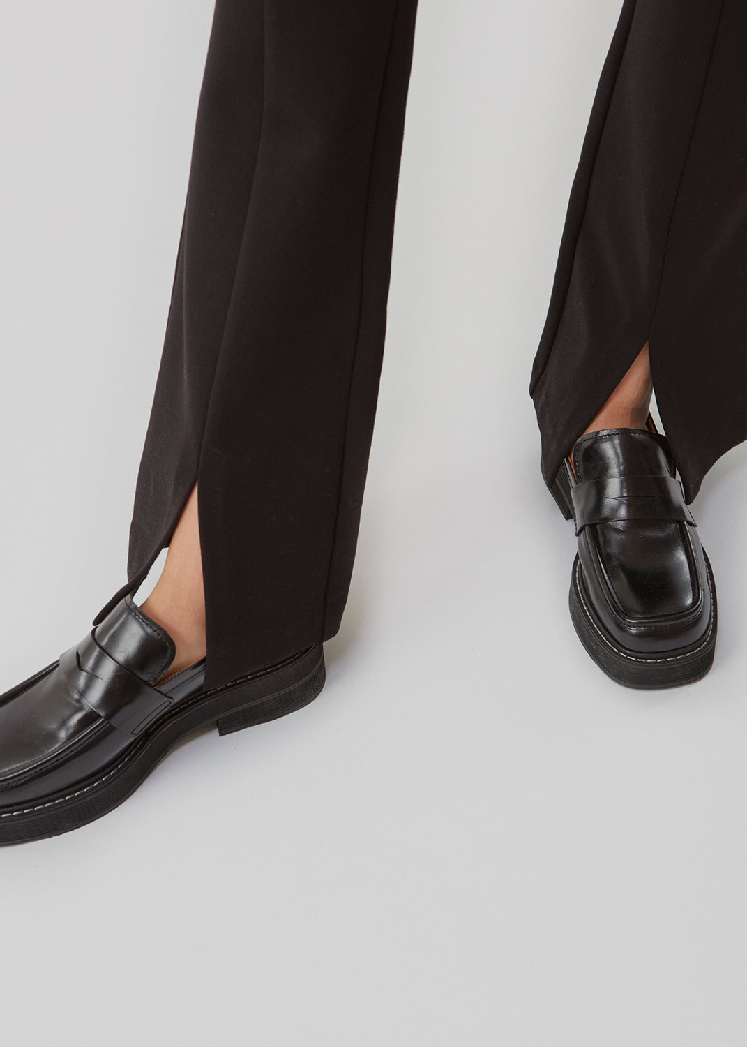 Nice pants in a soft quality with stretch. Tanny slit pants has a simple design with an elasticated waistline and a tight fit. The slit detail at the hem creates more width and effect at the bottom.