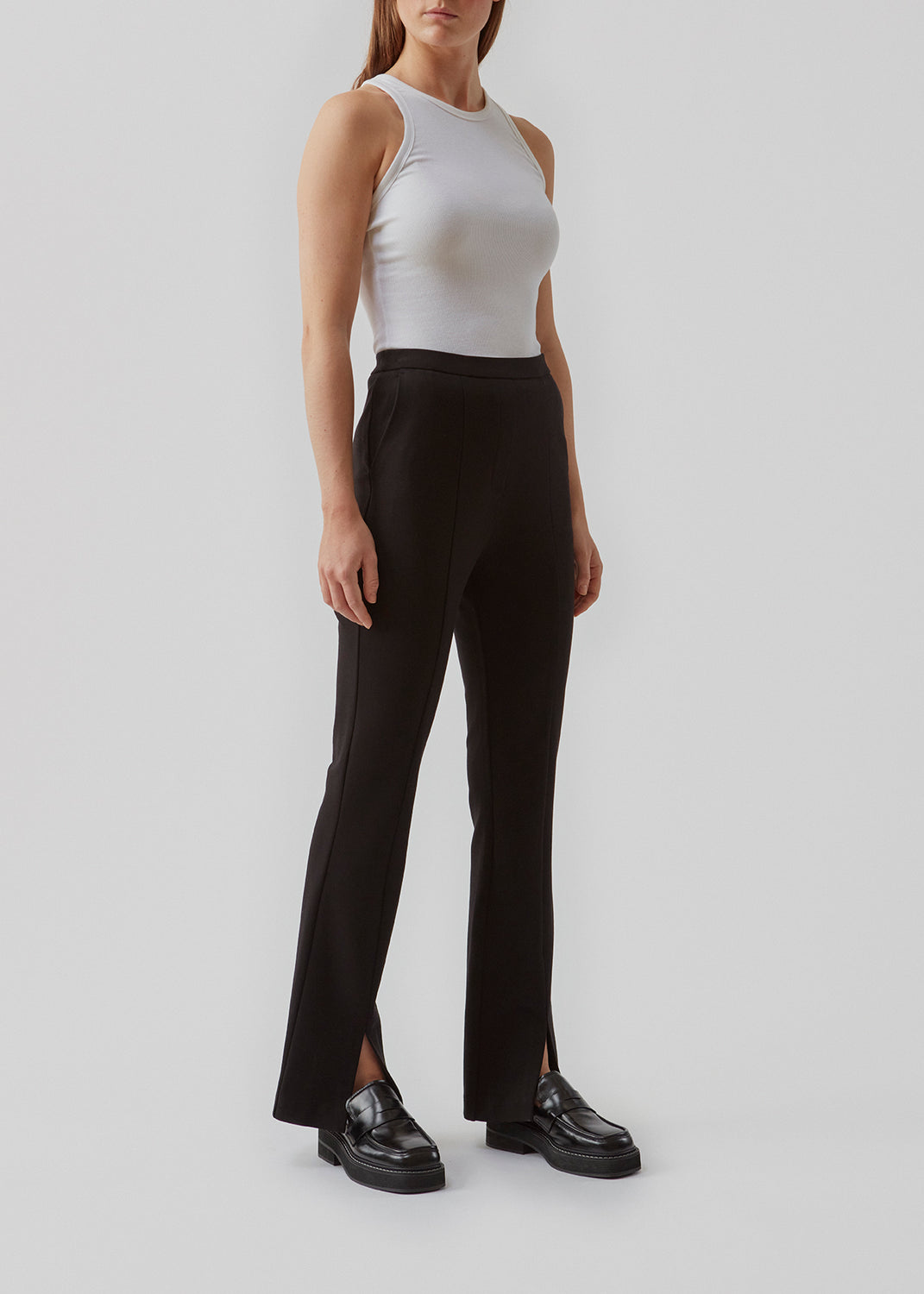 Nice pants in a soft quality with stretch. Tanny slit pants has a simple design with an elasticated waistline and a tight fit. The slit detail at the hem creates more width and effect at the bottom.