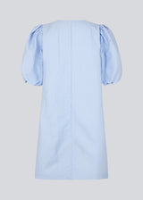 Short dress in a structured and shiny quality in blue. TelmaMD dress has a relaxed fit with a v-shaped neckline and short puff sleeves.