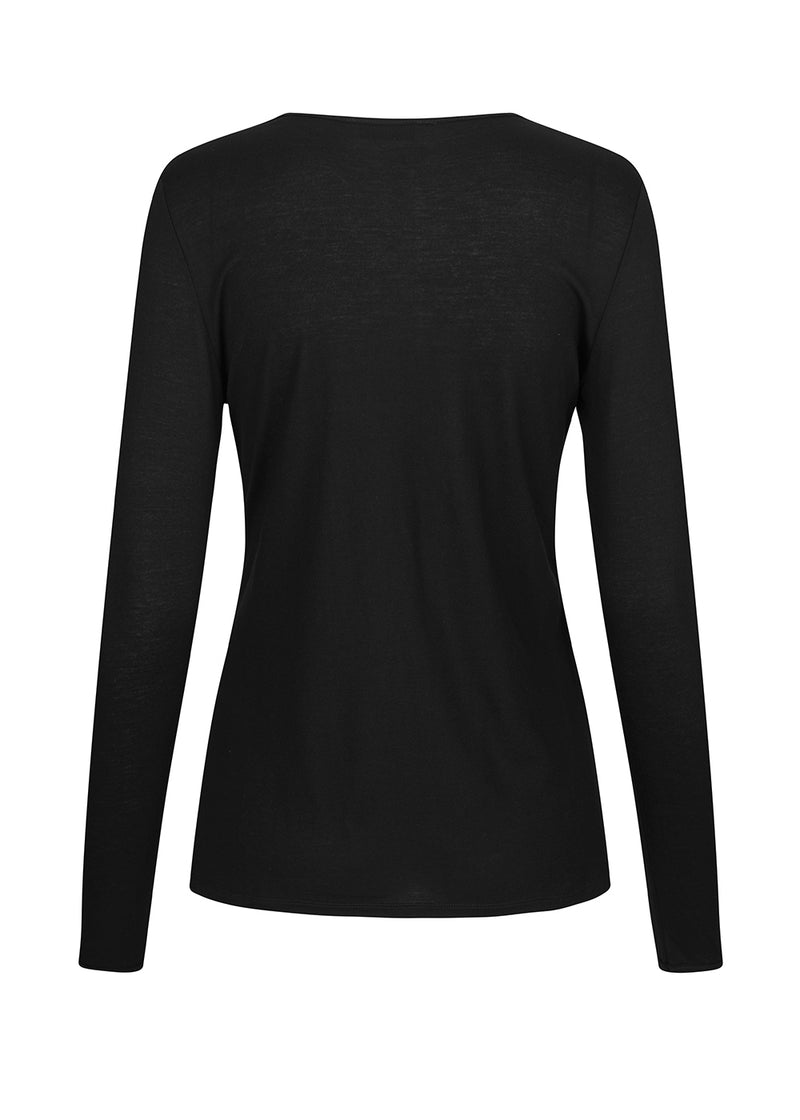 Basic long-sleeved t-shirt in a light material and loose fit. TempoMD LS t-shirt is ideal for layering or styled on its own for a simple expression. The model is 173 cm and wears a size S/36
