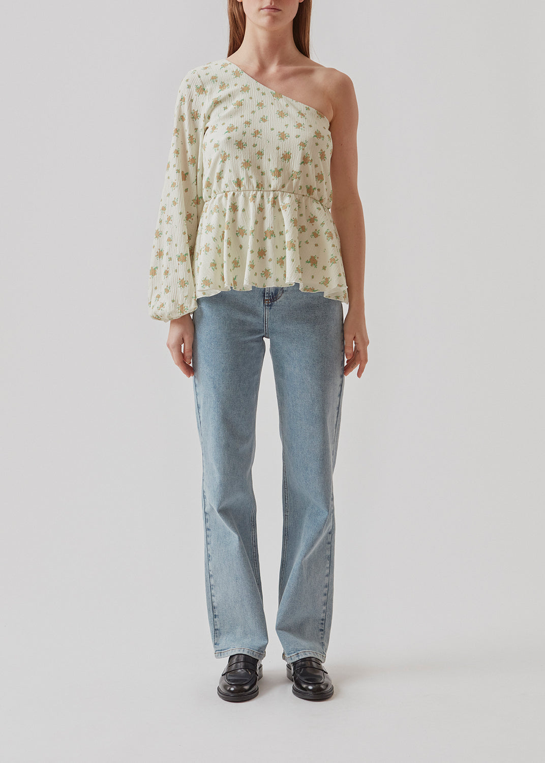 Top in floral print with peplum detail with elastic at waist. ThymeMD print top has a one shoulder detail with one long balloon sleeves. The body is lined.  Material: 2% Elastane 98% Polyester