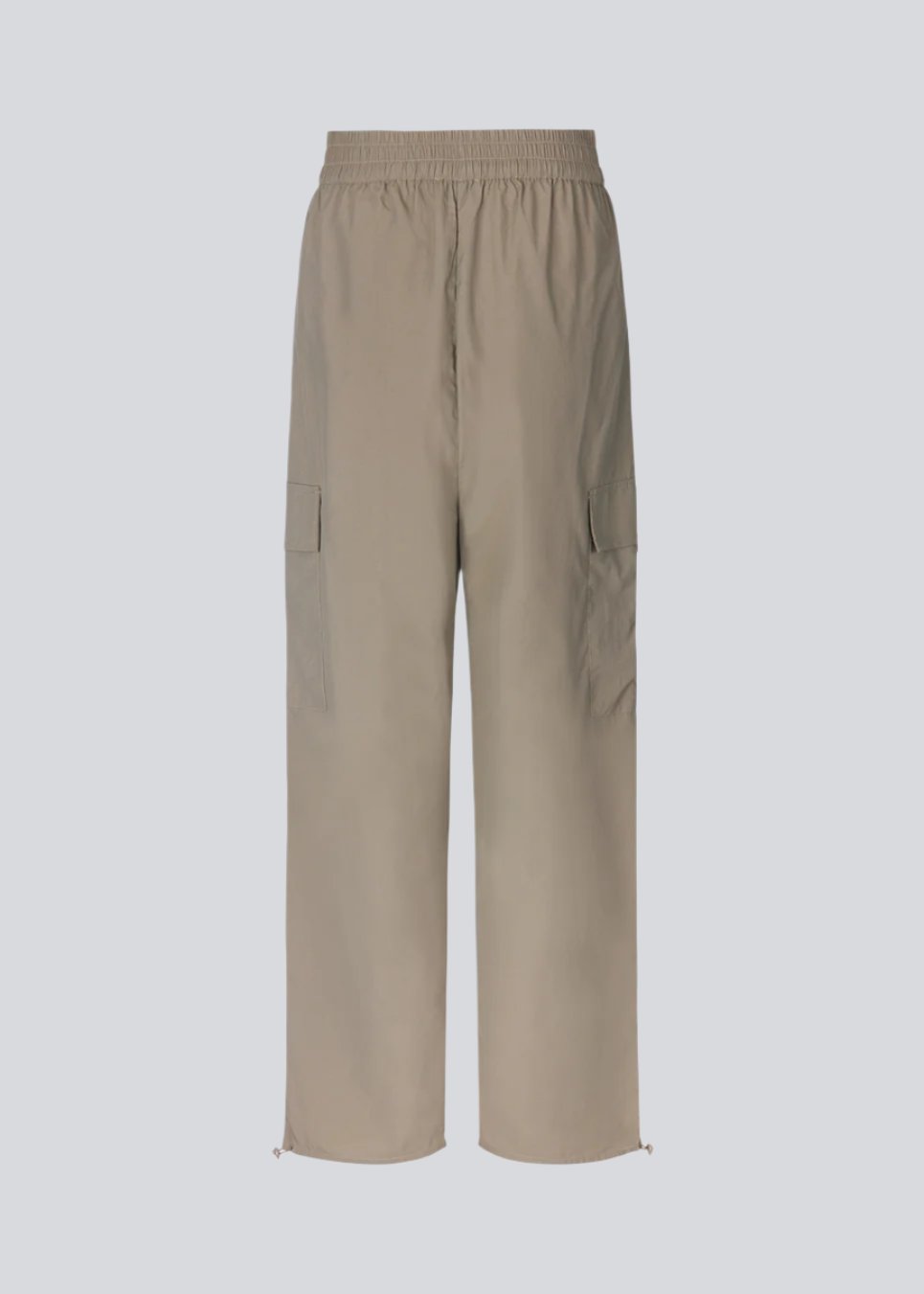 Cargo pants in nylon with elastic waistline and adjustable hems with elastic drawstrings. TrentMD pants have patch pockets on the legs. In Spring Stone.  This is the same model as our popular pants AmayaMD pants. Just in a thicker material, perfect for fall and winter.