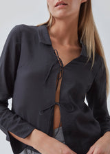 Shirt with long sleeves in Eco Vero viscose quality. TrudaMD shirt has a collar and opening in front with tied fastening in front.