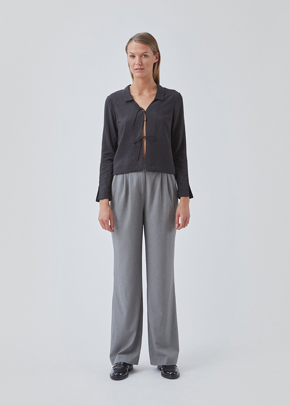 Shirt with long sleeves in Eco Vero viscose quality. TrudaMD shirt has a collar and opening in front with tied fastening in front.
