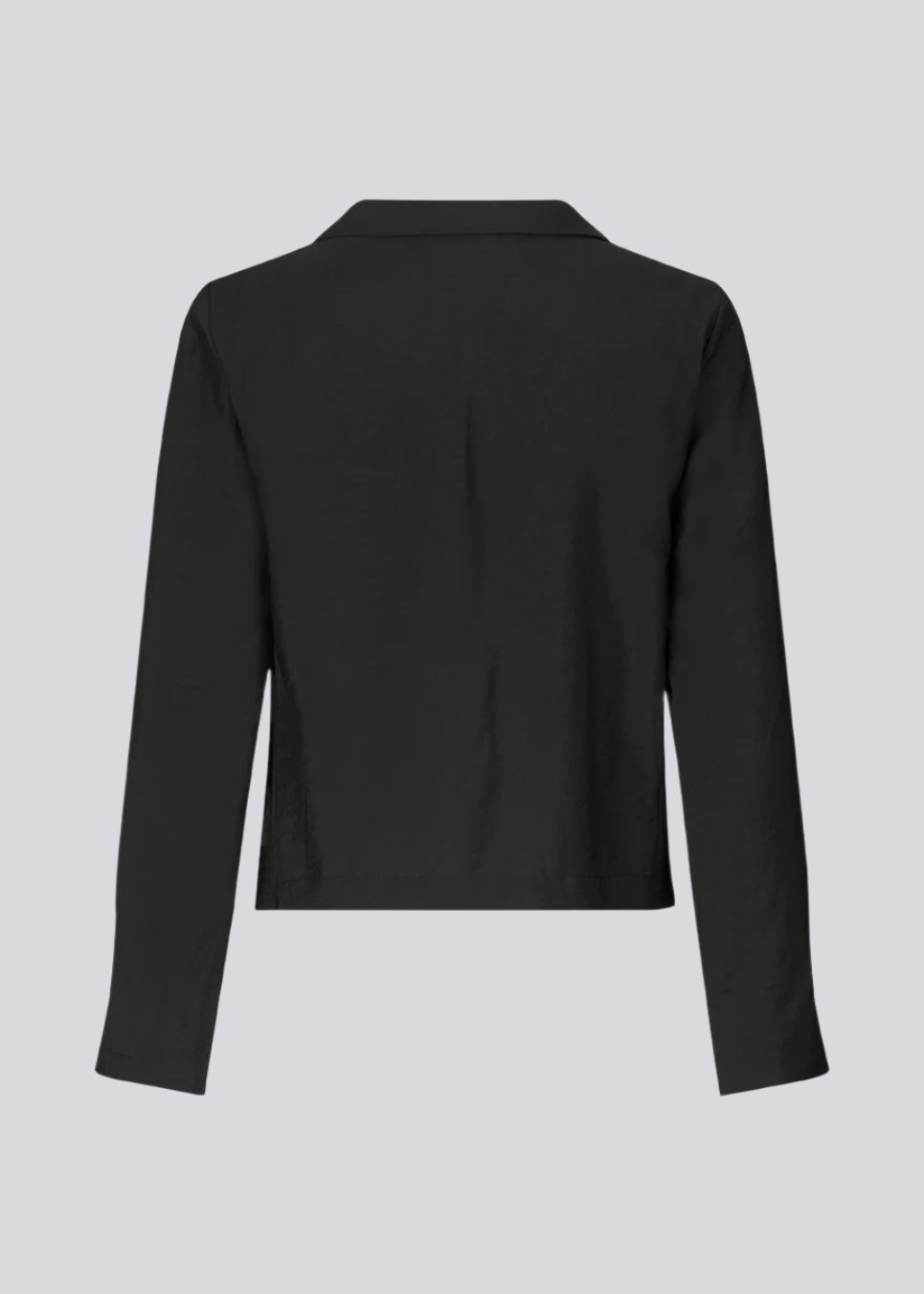 Shirt with long sleeves in Eco Vero viscose quality. TrudaMD shirt has a collar and opening in front with tied fastening in front.