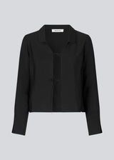 Shirt with long sleeves in Eco Vero viscose quality. TrudaMD shirt has a collar and opening in front with tied fastening in front.