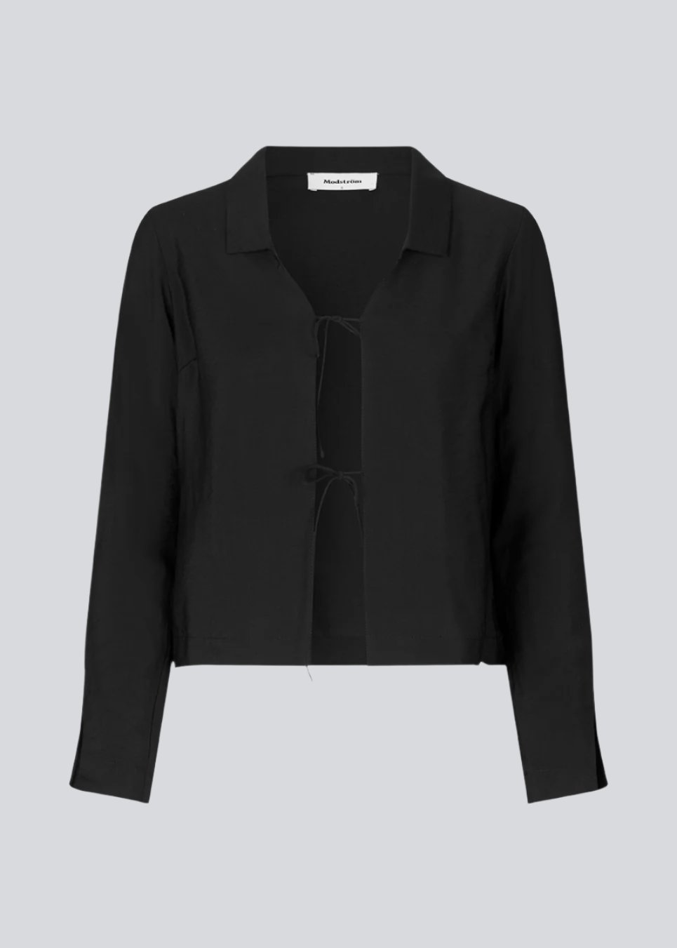 Shirt with long sleeves in Eco Vero viscose quality. TrudaMD shirt has a collar and opening in front with tied fastening in front.