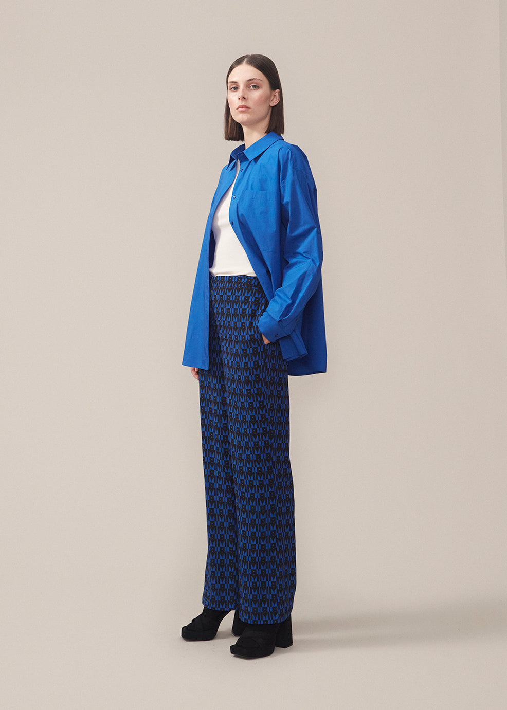 Pants in blue print with straight wide legs. BorysMD print pants has regular waist with button closure and elasticated back. Side pockets and piped pockets in the back