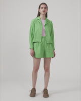 Cotton shorts in green with wide legs. CydneyMD shorts have a tailormade look with pleats in front and paspoil pockets in back. The model is 174 cm and wears a size S/36.