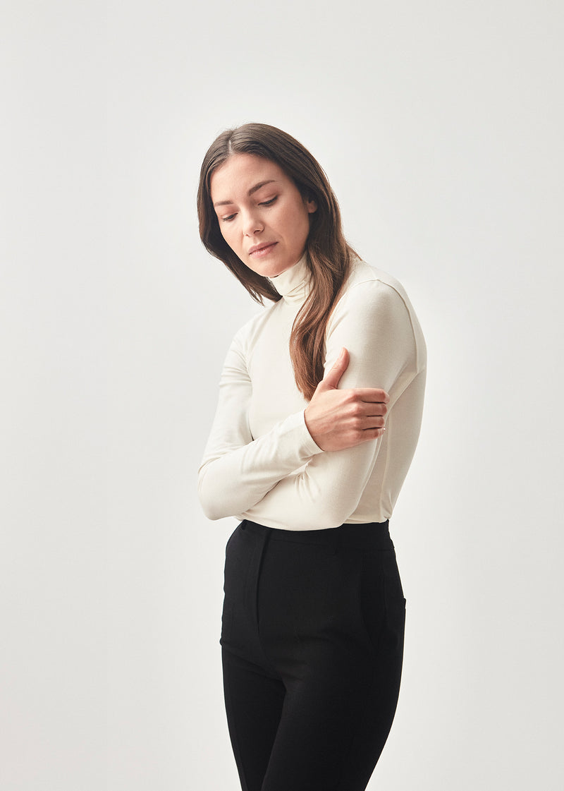 Nice high-necked blouse in a tight fit, which is perfect for any occasion and a basic must-have in your wardrobe.