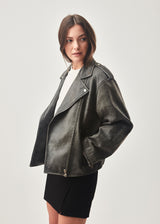 Jacket in soft lamb leather with bias zipper in front, lapels with push buttons, and long sleeves with zipper. The jacket is oversized. HullaMD jacket has bias front pockets with zip closure in front. Lined.