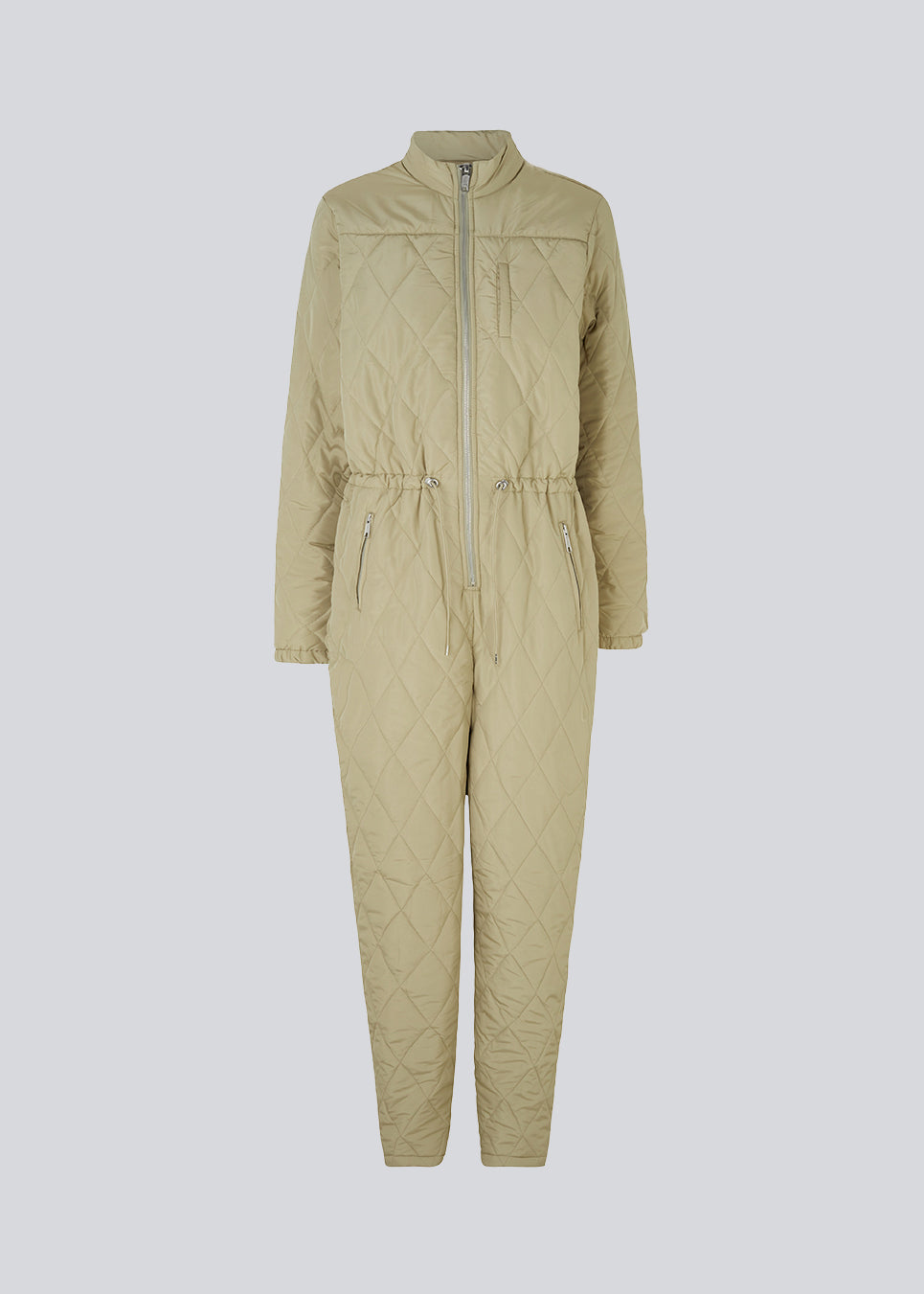 Lækker jumpsuit med quilt i farven: Elm. Krystal padded jumpsuit har synlig lynlås fortil og elastik i talje, som er med til at give et feminint udtryk. Jumpsuiten har polyesterfyld og er derfor oplagt til de milde vintre.