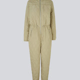 Lækker jumpsuit med quilt i farven: Elm. Krystal padded jumpsuit har synlig lynlås fortil og elastik i talje, som er med til at give et feminint udtryk. Jumpsuiten har polyesterfyld og er derfor oplagt til de milde vintre.