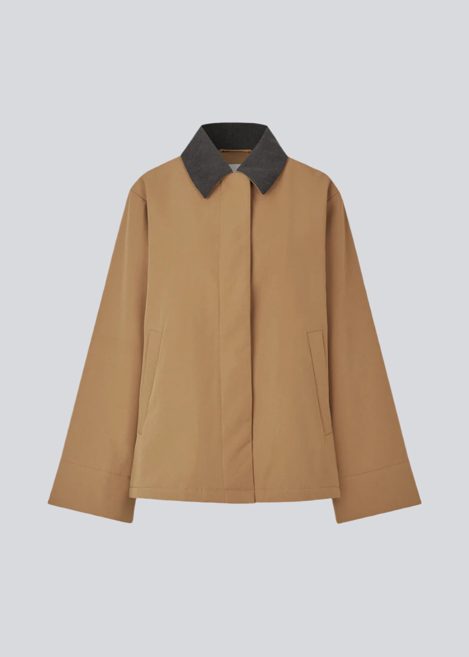 Løs jakke i beige med kontrast fløjlskrave i mørkebrun og skjult knappelukning. Orkidemd jacket har læg på rykken.&nbsp;
