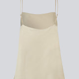 Satin top i beige med justerbare spaghetti-stropper og enkelt udtryk. CarwynMD top har A-facon og lige udskæring. Modellen er 177 cm og har en størrelse S/36 på.