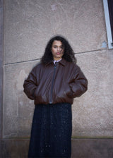 Padded bomber jacket in 100% PU. Olenamd jacket has a zipper closure and a collar. The model is 175 cm and wears a size s/36.