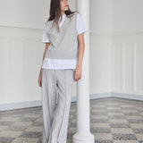 Soft, grey vest in a light knit. MayuMD vest has a v-neck and relaxed fit. The model is 177 cm and wears a size S/36.&nbsp;