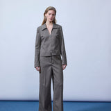 Fitted blazer with a zipper closure. Pedromd blazer has long sleeves, a V-neckline, and a shirt collar. The model is 175 cm and wears a size S/36.