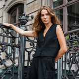 Linen pants with a straight fit in black. Park pants have a classic suit pants look, that can be enhanced by the matching blazer. The model is 173 cm and wears a size S/36.