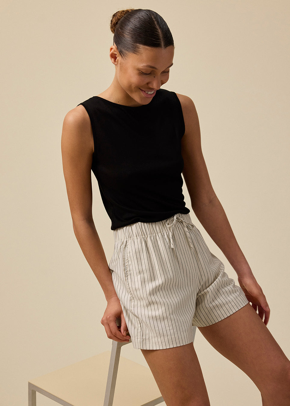 Shorts with a relaxed fit and tieband in the waist. IsabelMD shorts has a medium-high waist with elastic and side pockets.