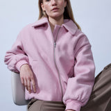 Padded bomber jacket in a wool mix. Ommimd jacket has a zipper closure, collar and two front pockets. The model is 175 cm and wears a size s/36.