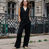Linen pants with a straight fit in black. Park pants have a classic suit pants look, that can be enhanced by the matching blazer. The model is 173 cm and wears a size S/36.