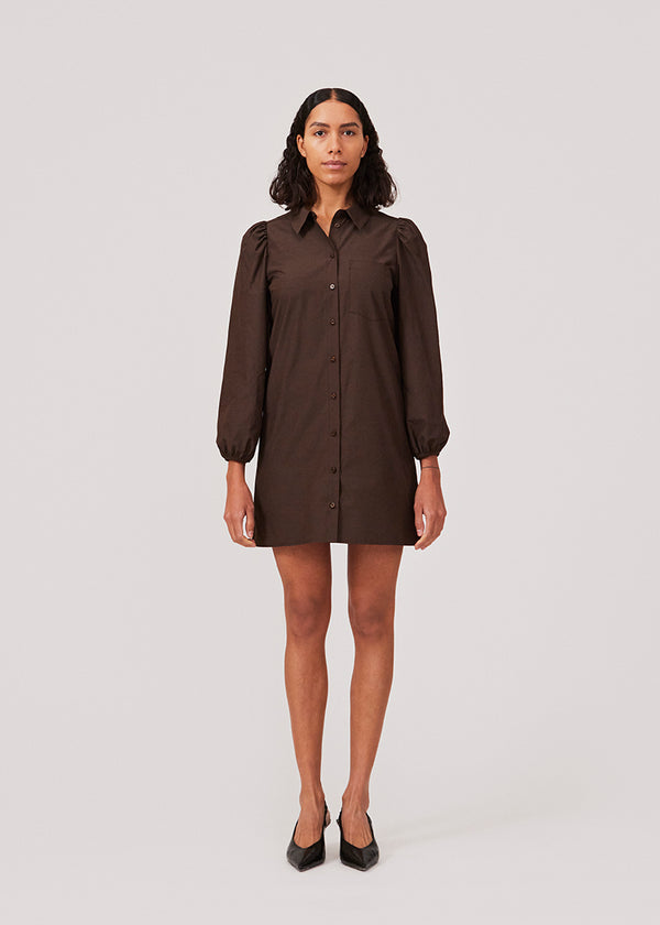 Knee-length shirt dress in dark brown in a crisp cotton quality. FernandoMD dress has long balloon sleeves with elasticated at cuffs. The model is 175 cm and wears a size S/36.