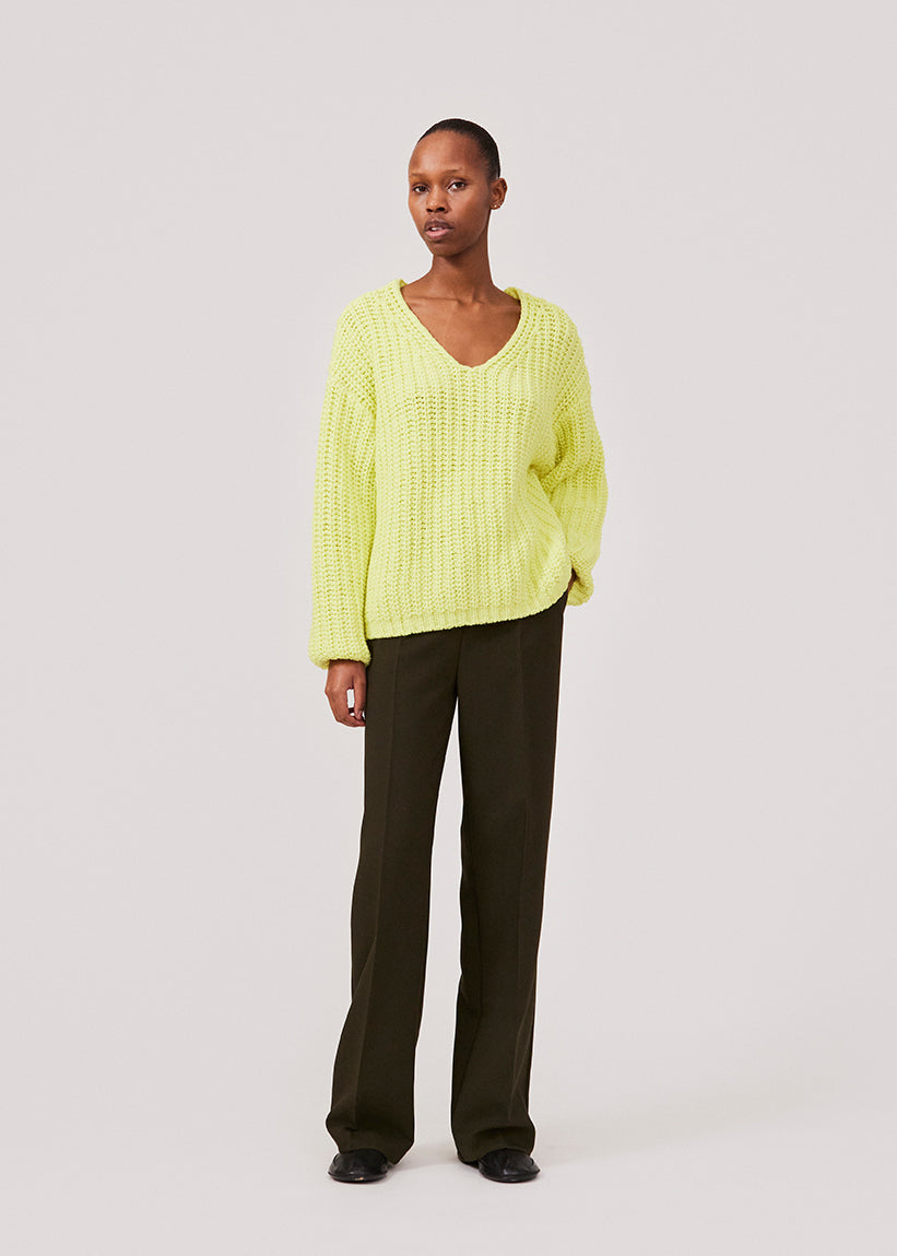 Chunky knit with a relaxed shape in the color Limonade. FelipeMD v-neck has a v-neckline, long sleeves and ribbed trimmings at the hems. The model is 175 cm and wears a size S/36.