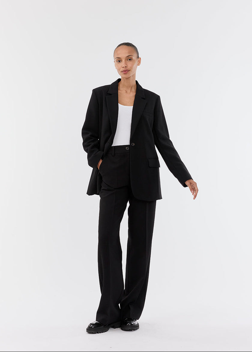 Gale pants in Black have a classic design. The pants have straight, wide legs with pressfolds, which creates an elegant look.