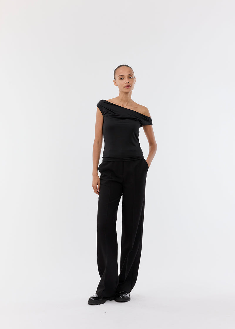 Off-shoulder top in a stretchy material. HimaMD off-shoulder top is fitted and slightly cropped.