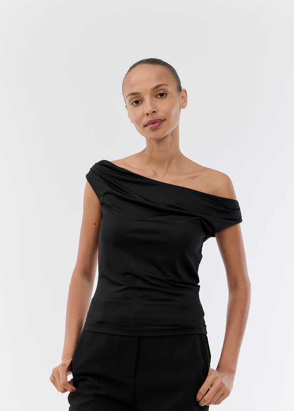 Off-shoulder top in a stretchy material. HimaMD off-shoulder top is fitted and slightly cropped.