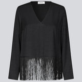 Langærmet sort top i twill med frynsedetalje. KylerMD shirt har en V-udskæring og løse ærmer.
