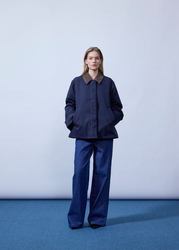 Lose jacket with corduroy collar and hidden press buttons. Orkidemd jacket has an inverted pleat on the back. The model is 175 cm and wears a size s/36.