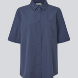 Shortsleeved shirt with a loose fit. MaudeMD SS shirt has cheast pocket, shirt collar and a button closure in front.