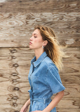 Short denim playsuit with a tieband in 100% organic cotton. NaomaMD solid playsuit has a button closure in front, a shirt collar, and side pockets.