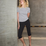 Black capri pants in a soft jersey material. Tanny capri pants has an elastic waistband and a slit with a zipper. The model is 175 cm and wears a size S/36.
