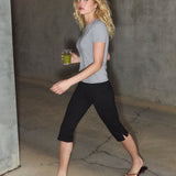 Black capri pants in a soft jersey material. Tanny capri pants has an elastic waistband and a slit with a zipper. The model is 175 cm and wears a size S/36.
