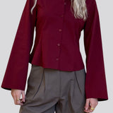 Classic fitted shirt in a cotton mix in a beautiful dark red color/burgundy. ToveMD shirt has a collar, button closure in front and long wide sleeves. The color matches the shirt in the model picture.
